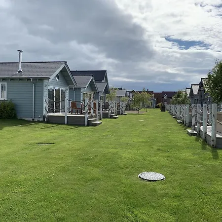 Rosies, The Bay, 2 Bedrooms With Ensuites, Parking For 2 Cars, 2 Dogs Welcome Holiday home Filey