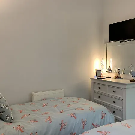 Rosies, The Bay, 2 Bedrooms With Ensuites, Parking For 2 Cars, 2 Dogs Welcome * Filey