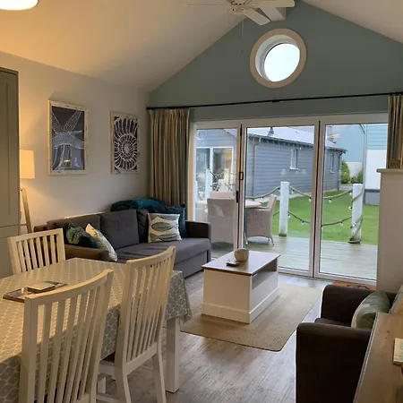 Rosies, The Bay, 2 Bedrooms With Ensuites, Parking For 2 Cars, 2 Dogs Welcome Holiday home Filey