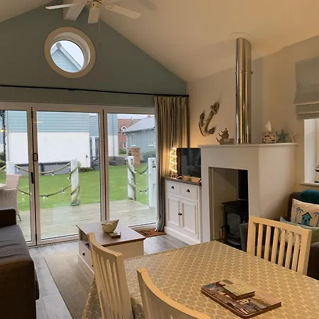 Rosies, The Bay, 2 Bedrooms With Ensuites, Parking For 2 Cars, 2 Dogs Welcome *