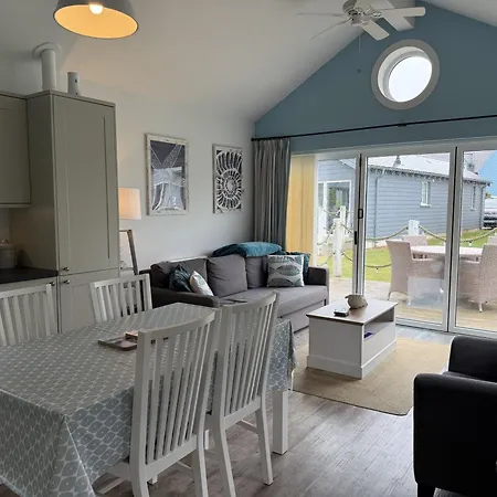 Rosies, The Bay, 2 Bedrooms With Ensuites, Parking For 2 Cars, 2 Dogs Welcome