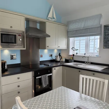 Rosies, The Bay, 2 Bedrooms With Ensuites, Parking For 2 Cars, 2 Dogs Welcome * Filey