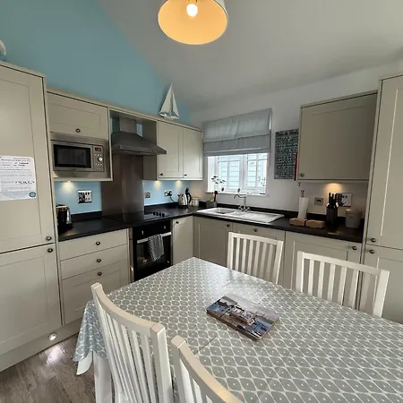 Rosies, The Bay, 2 Bedrooms With Ensuites, Parking For 2 Cars, 2 Dogs Welcome