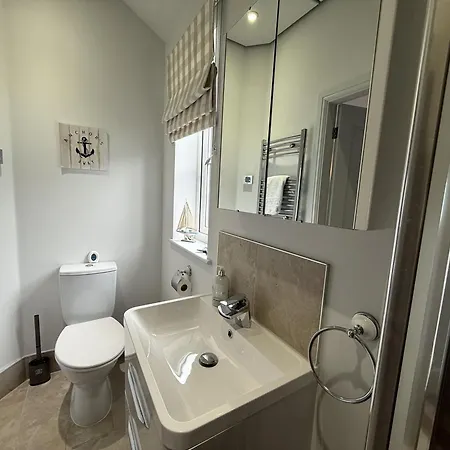 Rosies, The Bay, 2 Bedrooms With Ensuites, Parking For 2 Cars, 2 Dogs Welcome * Filey