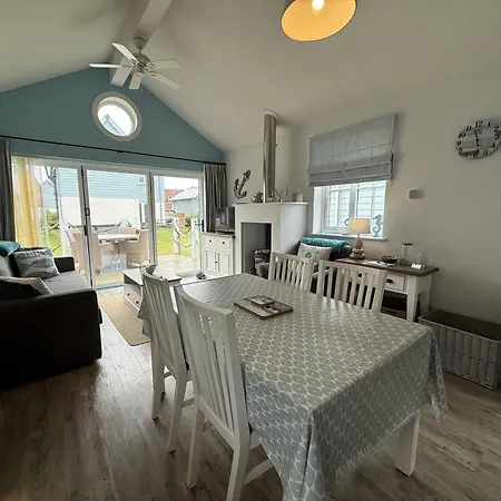 Holiday home Rosies, The Bay, 2 Bedrooms With Ensuites, Parking For 2 Cars, 2 Dogs Welcome *